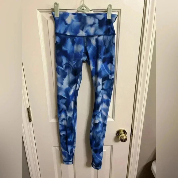 lululemon athletica Pants - Lululemon 28” Wunder Under LR Tight Lux Blue White Print Size 2